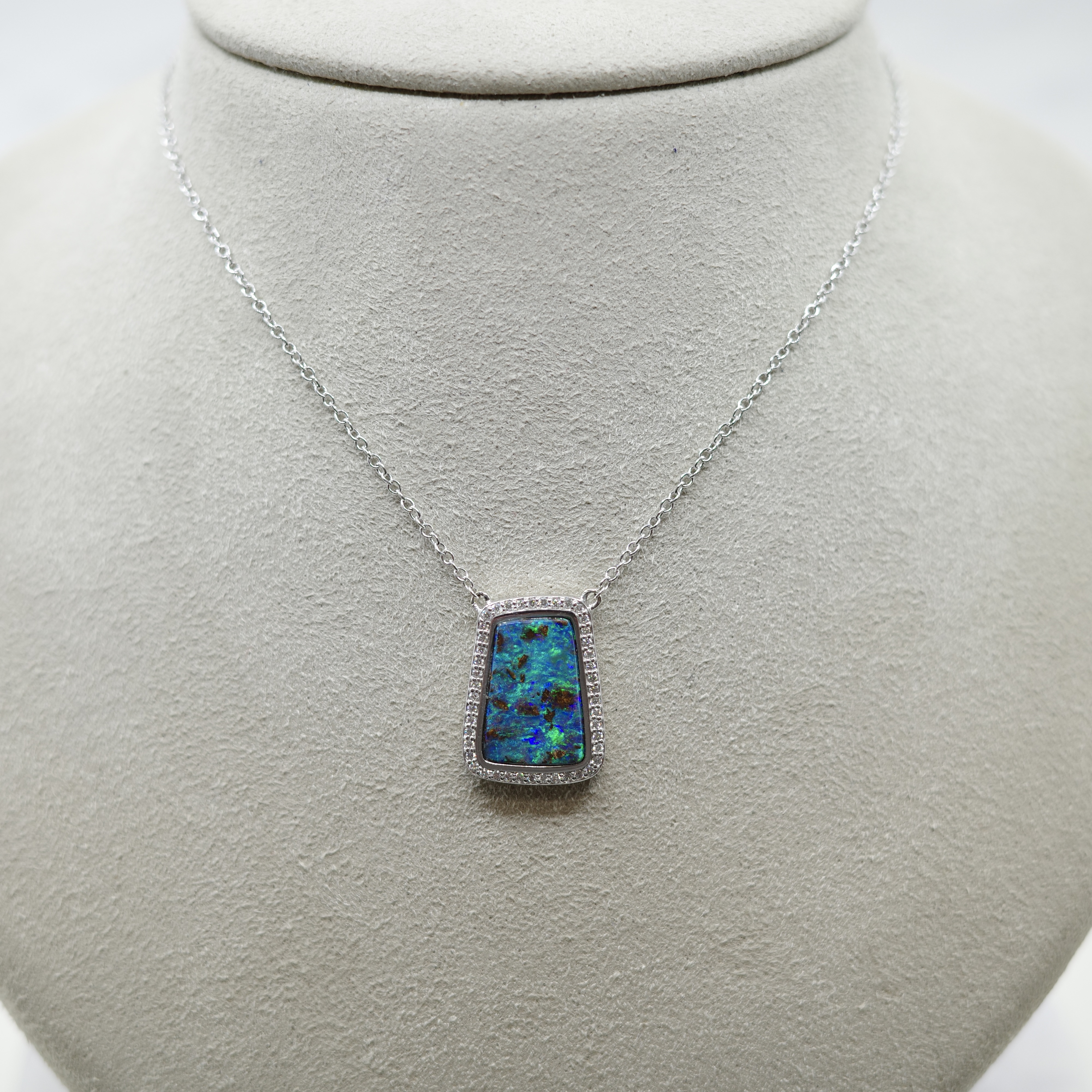 Opal (3.68 ct) Pendant Set in 14kt White Gold with Diamonds (0.15 ctw) on 14kt White Gold Chain