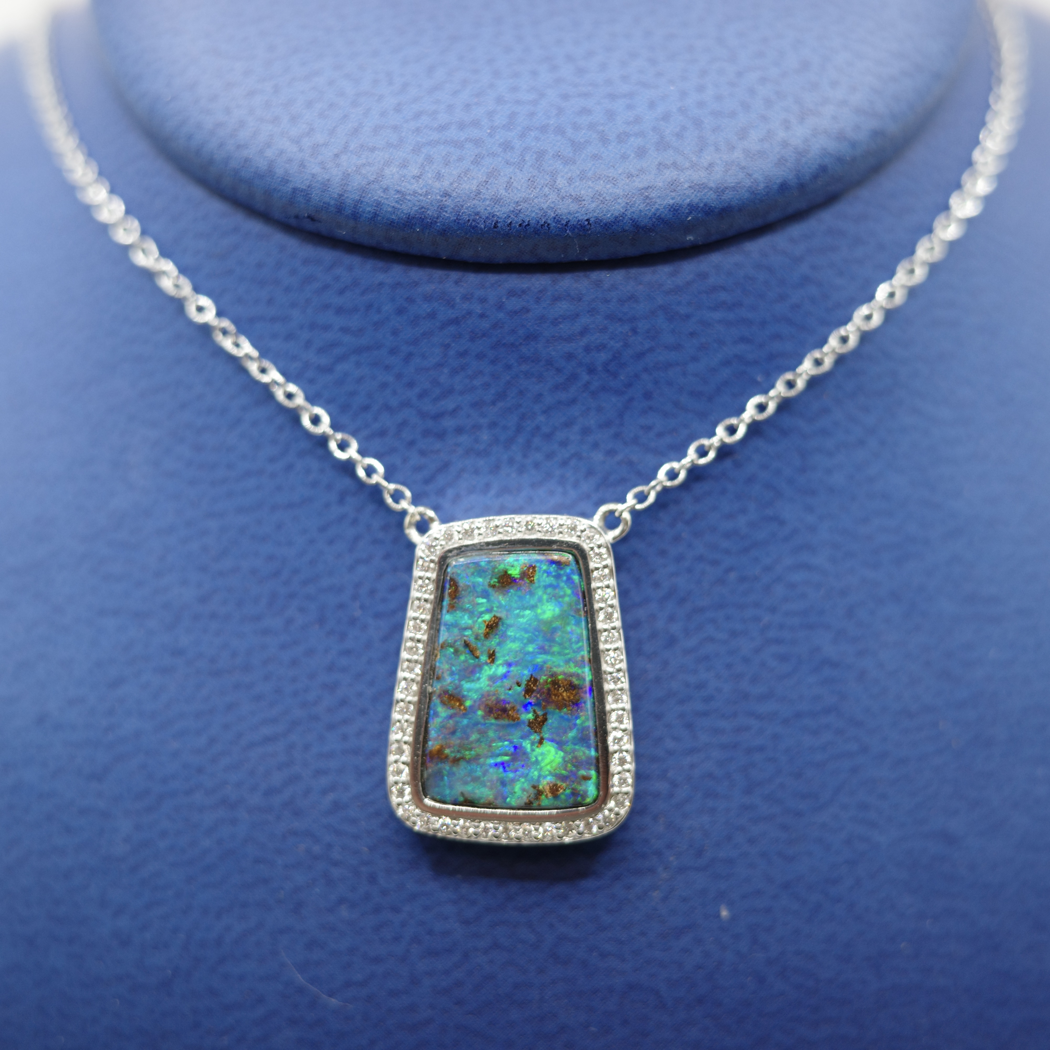 Opal (3.68 ct) Pendant Set in 14kt White Gold with Diamonds (0.15 ctw) on 14kt White Gold Chain